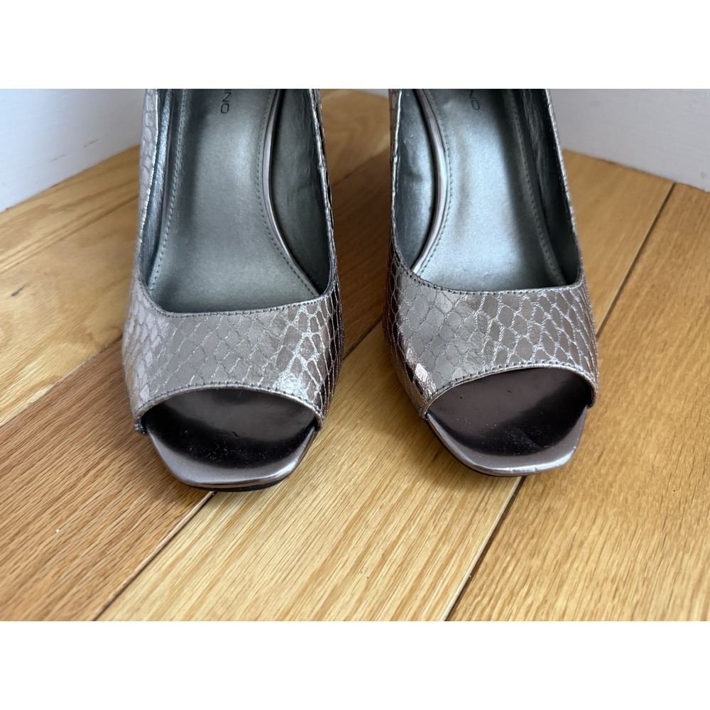 BANDOLINO Peep Toe Wedge Pumps Women's Size 8M Silver Reptile Scale Print 3" - Picture 4 of 10
